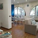Momaliar House 펜션 캄포펠리체 디 로첼라