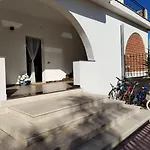 Momaliar House 펜션 캄포펠리체 디 로첼라